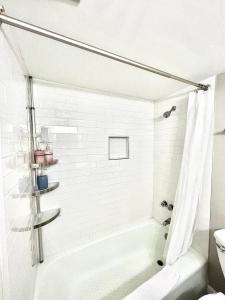 沃尔顿堡滩Wondrous Waterfront Condo w/ Pool & Washer/Dryer的白色的浴室设有浴缸和水槽。