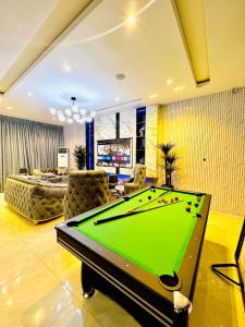 莱基Newly built Smart 4 bed rooms duplex in Ilasan ikate lekki的客厅里设有台球桌