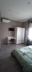 佩萨河谷塔瓦内莱Cris&Giuli House的一间卧室配有一张床和一张书桌