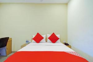 加尔各答Hotel Elite Inn Ultadanga Inn Kolkata - Couple Friendly的一间卧室配有红色枕头的床