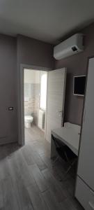 佩萨河谷塔瓦内莱Cris&Giuli House的客房设有带一张床和浴缸的浴室。