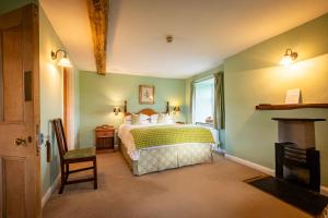 布雷肯Ty Newydd B&B的一间卧室配有一张带绿色墙壁的床