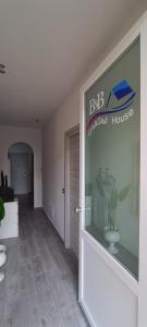 佩萨河谷塔瓦内莱Cris&Giuli House的一间设有玻璃门的房间,通往房子