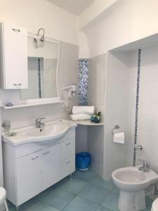 伊斯基亚安东尼别墅酒店的白色的浴室设有水槽和卫生间。