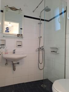 瓦西Agrilia Apartments & Studios的带淋浴、盥洗盆和卫生间的浴室
