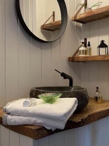 SjöboNordic Relax House - WoodHouse的一间带石制水槽和镜子的浴室