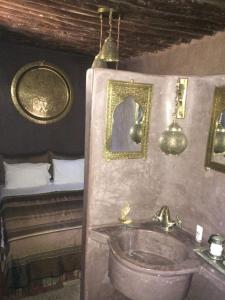 拉巴特利亚德马哈巴酒店的一间带水槽和床的浴室