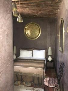 拉巴特利亚德马哈巴酒店的一间卧室配有一张床和一把椅子