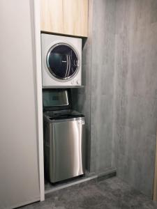 台北新仕飯店-New City Hotel的小房间里的洗衣机和烘干机
