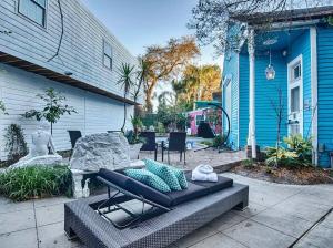 新奥尔良5 BR - Sleeps 10! Best Location next to French Quarter!的房屋前设有带沙发和桌子的庭院。