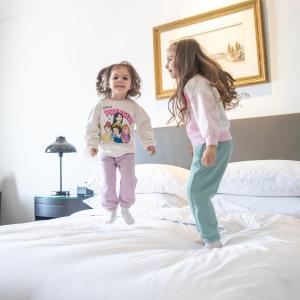巴库巴库凯悦酒店的两个小女孩跳上床边