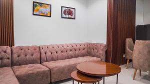 阿布贾Cedarwood Apartments的客厅配有沙发和桌子