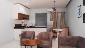 阿布贾Cedarwood Apartments的厨房以及带桌椅的用餐室。