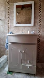 伊图萨因戈Rancho Aparte的一间带水槽和镜子的浴室
