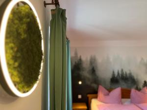 费尔德伯格Schwarzwald-Hotel Kraeutle的墙上有绿花圈的房间