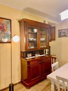 古比奥Casa Vacanze Il Borgo的用餐室内的大型木柜