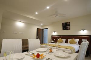 德瓦纳哈利-班加罗尔微风套房酒店的酒店客房带一张床、一张桌子和椅子