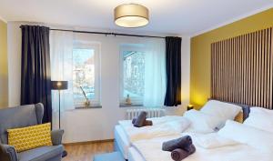 哥达CozyHome Hauptmarkt Apartment的一间卧室设有两张床、一张沙发和一个窗口