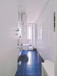 克里日亚Belvedere Affittacamere的浴室配有白色水槽和卫生间。