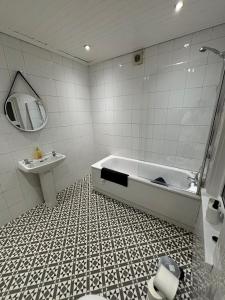 贝尔法斯特Manor House的带浴缸和盥洗盆的浴室