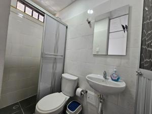 比利亚维哈tour & hosteleria moonlight的浴室配有卫生间、盥洗盆和淋浴。