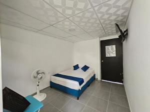 比利亚维哈tour & hosteleria moonlight的一间卧室配有一张床、一张桌子和风扇