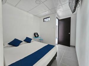 比利亚维哈tour & hosteleria moonlight的一间卧室配有白色床和蓝色枕头