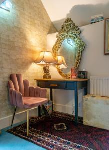 索尔兹伯里Luxurious, Fabulous, Fun, Contemporary Suite in Retreat Centre的梳妆台、椅子和镜子