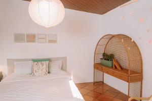 圣萨尔瓦多RN Villa - San Benito的一间卧室设有一张床和一个柳条架