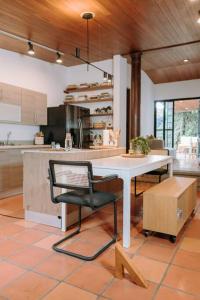 圣萨尔瓦多RN Villa - San Benito的厨房配有白色的桌子和椅子