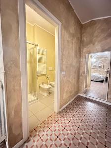 米兰Villa Giovanna Citylife Milano的带淋浴和卫生间的浴室。