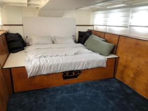 埃拉特הספינה של אריק的船上的一张大床