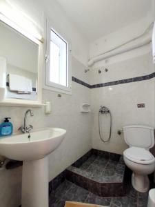 开普利Villa Zefiros的一间带水槽和卫生间的浴室以及窗户。