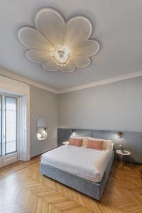 米兰米兰58公寓的一间卧室设有一张大床,拥有大型花卉天花板