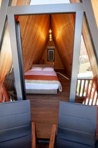 拉戈代希Reserve Resort Lagodekhi的一间阁楼卧室,卧室内配有一张床