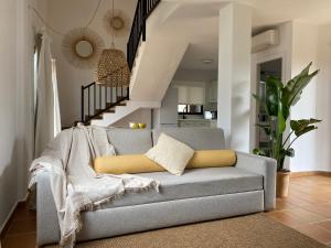 卡兰博希Nuramar Resort & Villas的带沙发和楼梯的客厅