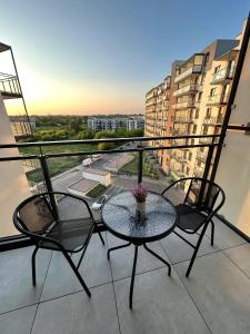 华沙L11 Warsaw Apartments的美景阳台配有桌椅