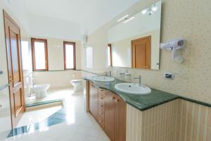 CimitileVilla Vetrano的一间带两个盥洗盆和大镜子的浴室