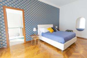 CimitileVilla Vetrano的一间卧室配有一张床和镜子