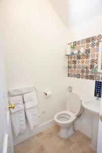 达夫敦Dunvegan Bed & Breakfast的白色的浴室设有卫生间和水槽。