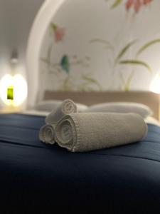 巴勒莫Cartari Apartment的铺在床上的滚动毛巾