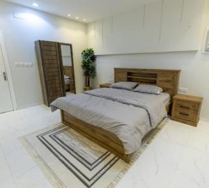 Al Harazatشاليهات الجوري的一间卧室配有一张大床和镜子