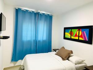 圣安德烈斯Apartahotel Bahia Tropical II的一间卧室设有一张床和一个彩色玻璃窗