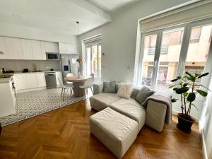 阿尔巴塞特Apartamento Marqués de Villores centro的带沙发的客厅和厨房