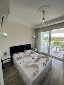 菲尼凯Deniz Hotel的一间卧室配有一张带鲜花的大床