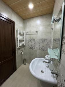 西格纳吉guest house TMT的一间带水槽和镜子的浴室