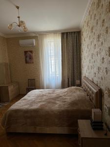西格纳吉guest house TMT的一间卧室设有一张大床和一个窗户。