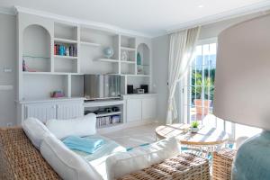 马略卡岛帕尔马Villa Palmera的客厅配有白色的沙发和桌子