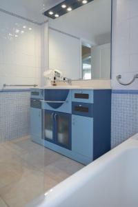 马略卡岛帕尔马Villa Palmera的蓝色的厨房设有水槽和镜子