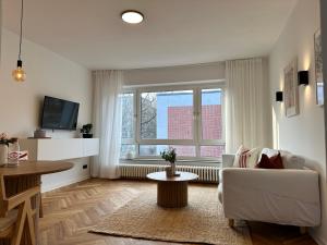 基尔Exklusive Ferienwohnung im Stadtzentrum - 24h Check-in的客厅配有白色沙发和窗户